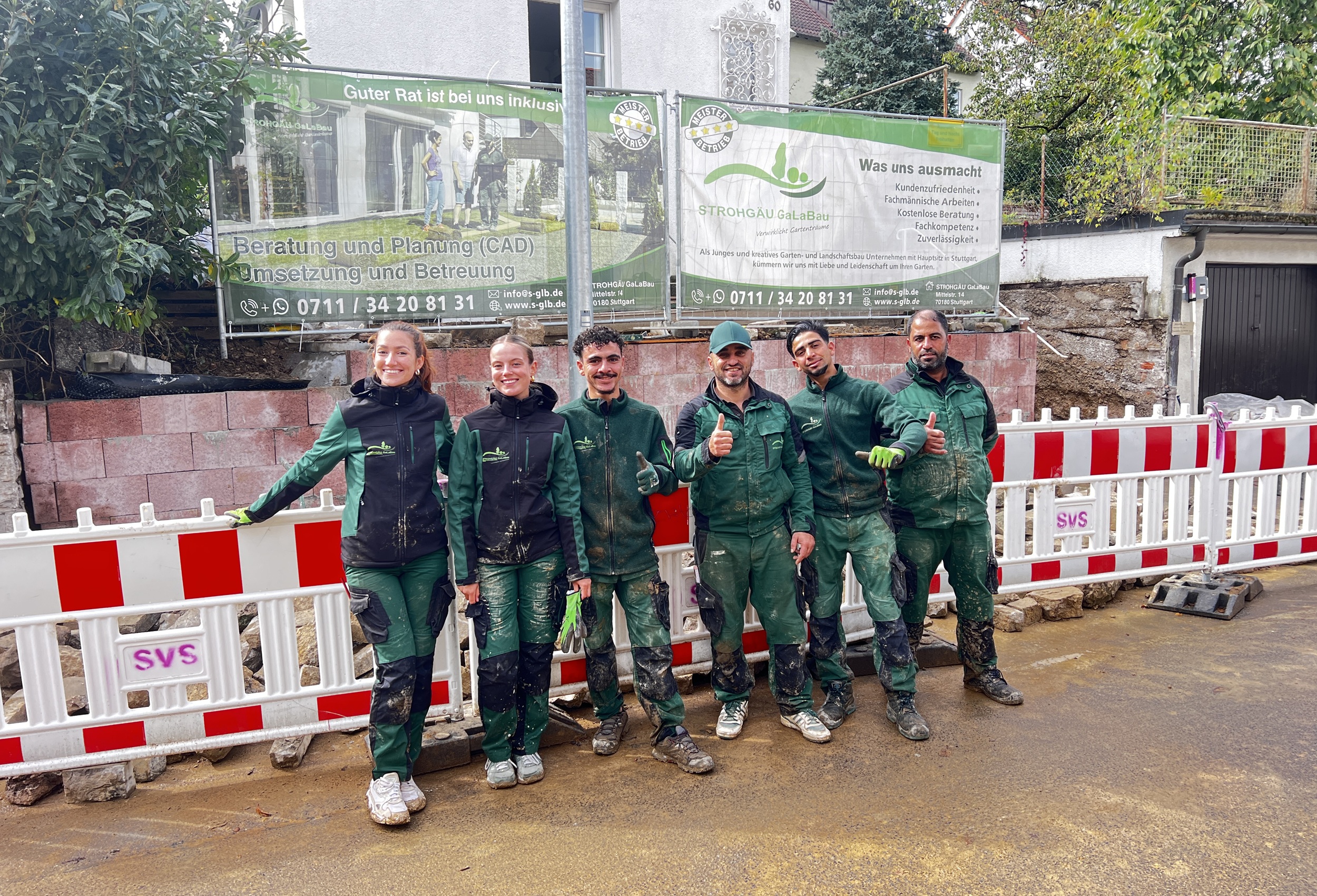 Mitarbeiter von STROHGÄU GaLaBau bei professionellen Garten- und Landschaftsbau Arbeiten in Stuttgart mit moderner Gartengestaltung und Pflasterarbeiten