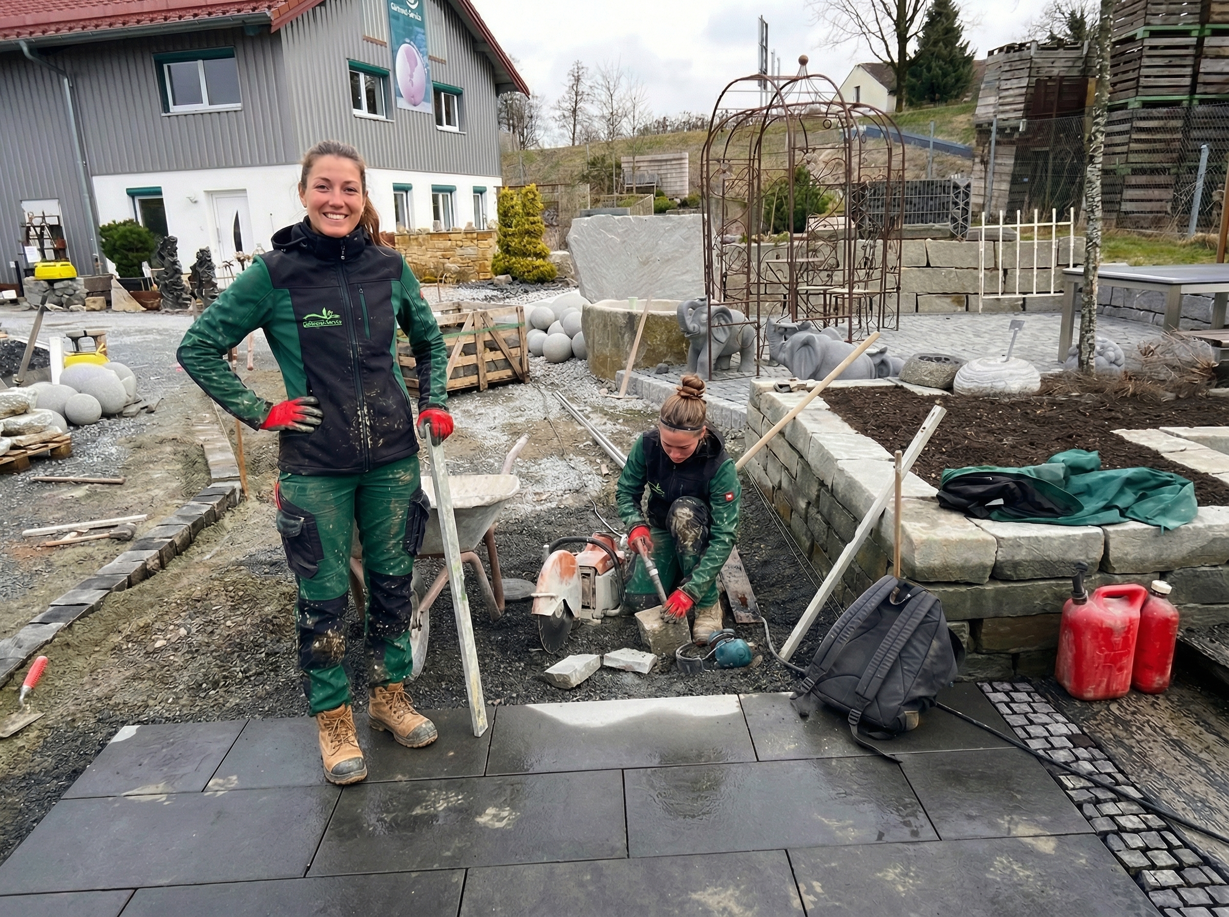 Die Mitarbeiterinnen von STROHGÄU GaLaBau in Stuttgart bei professioneller Organisation, Kundenbetreuung und Verwaltung im Garten- und Landschaftsbau