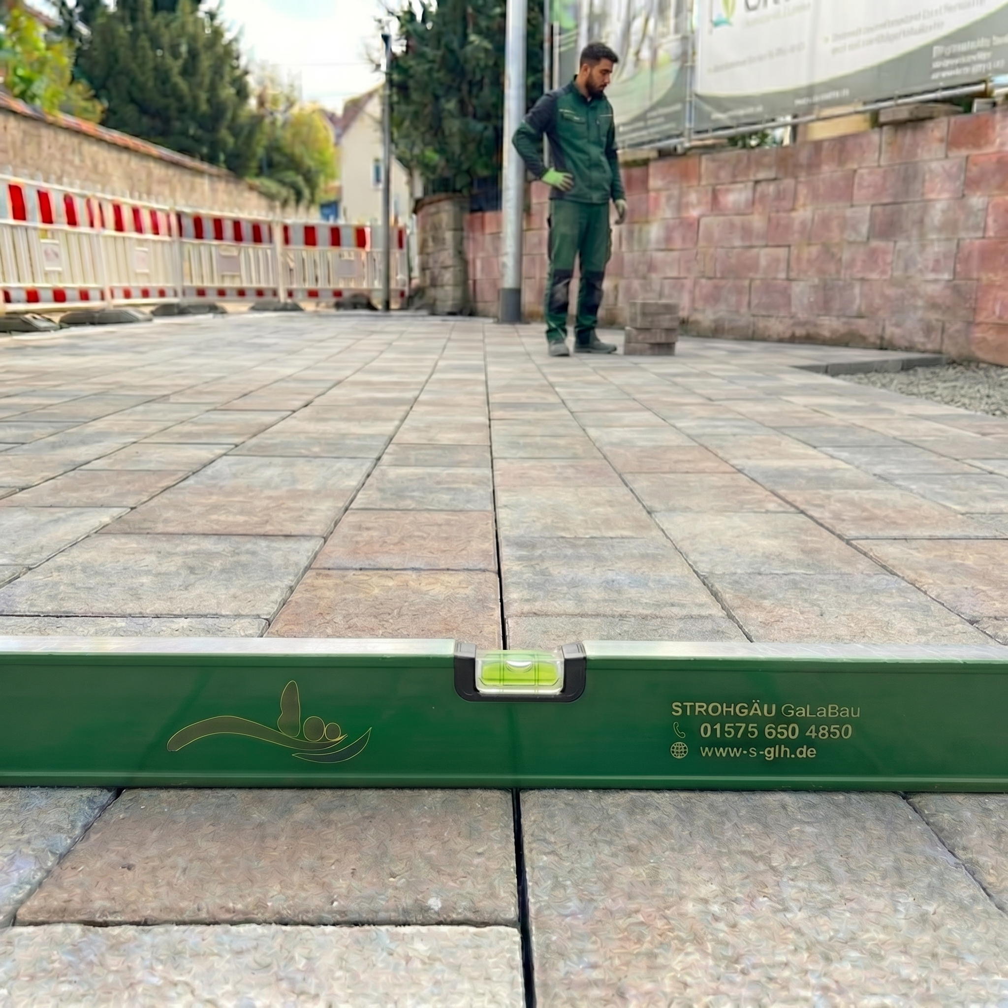 Präzise Pflasterarbeiten in Stuttgart mit Wasserwaage für hochwertigen Terrassenbau, moderne Außenanlagen und professionellen Garten- und Landschaftsbau von STROHGÄU GaLaBau